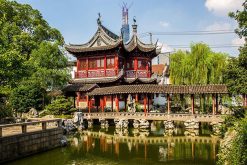 Enjoy stuning view of Yuyuan Garden