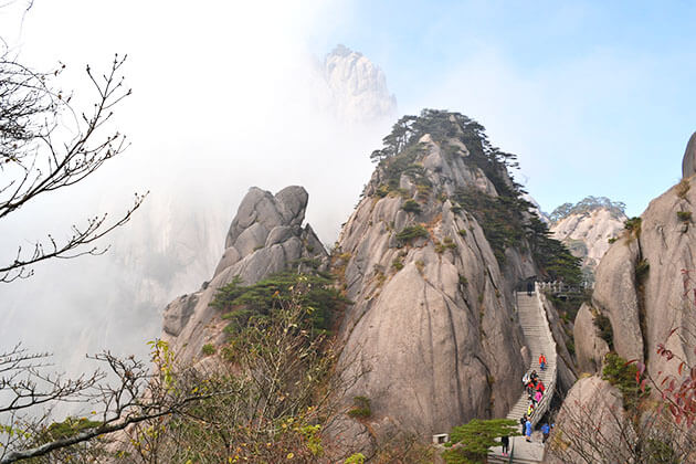 Explore Huangshan Mountain in China
