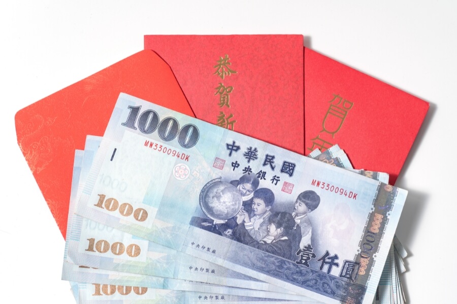 Tourists learning how to Exchange Money in China