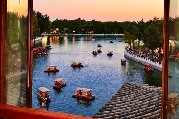 Visit Shichahai lake with family in china tour