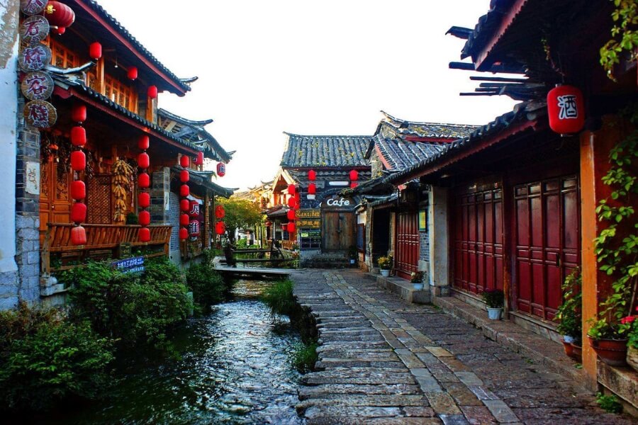 beautiful Shuhe Ancient Town explore with horse riding tour in china