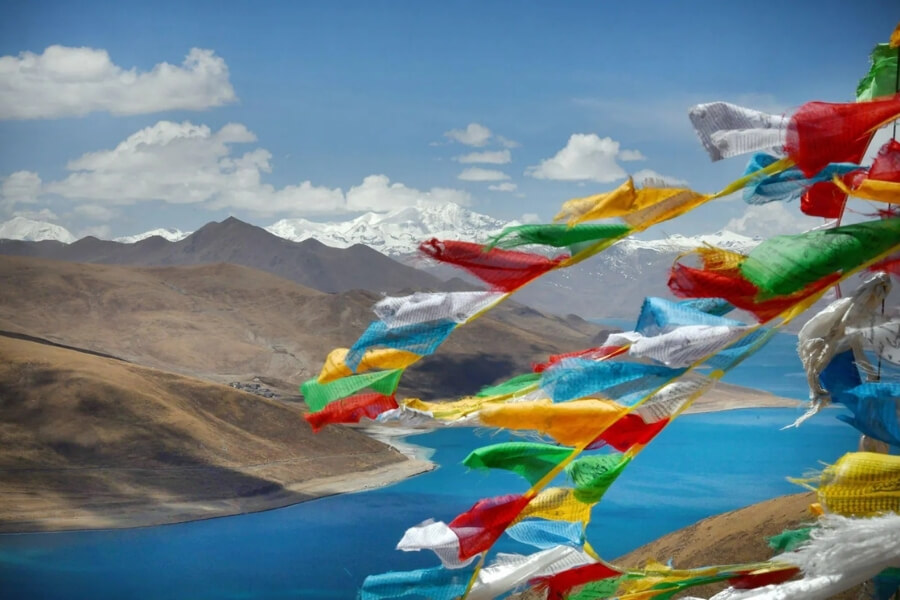 stunning view of Yamdrok Yumtso Lake in China