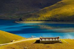 stunning view of Yamdrok Yumtso Lake in China